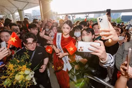 Hương Giang được fan vây kín ở sân bay khi đi thi Miss Universe 2025