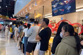 ‘Biển người’ xếp hàng dài chờ ăn uống, mua sắm dịp nghỉ Tết Dương lịch