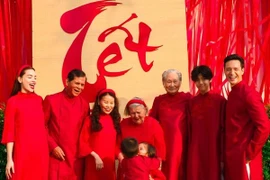 Khoảnh khắc đón Tết ấm áp của gia đình Hồ Ngọc Hà và Kim Lý