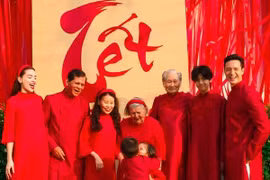 Khoảnh khắc đón Tết ấm áp của gia đình Hồ Ngọc Hà và Kim Lý