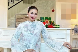 Đón Tết nơi xứ người, Phạm Hương thướt tha áo dài trong biệt thự riêng