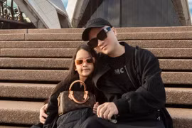 Con gái Đỗ Mạnh Cường xách túi hiệu dạo phố ở Úc