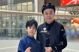 Diễn viên nhí Bảo Nam đóng chung phim với nghệ sĩ Xuân Hinh trong phim Tết