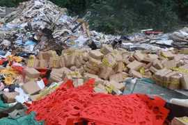 Mỹ phẩm không rõ nguồn gốc vứt ngổn ngang tại bãi rác tự phát ở Hà Nội