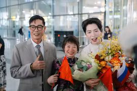 Đức Phúc hạnh phúc bên bố mẹ sau chiến thắng ở Intervision 2025