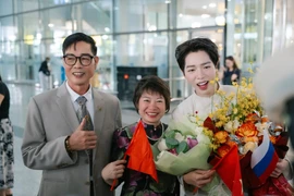 Đức Phúc hạnh phúc bên bố mẹ sau chiến thắng ở Intervision 2025