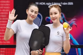 Bảo Thy - Lê Hà đọ sắc trên sân pickleball, cùng đoạt cúp