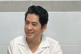 Huỳnh Anh Tuấn tươi rói, trở về nhà sau khi phục hồi chức năng