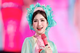 Hành trình thiện nguyện bền bỉ của Hòa Minzy