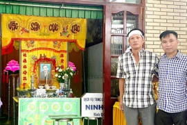 Con trai nghệ sĩ Thương Tín nén đau buồn trong tang lễ cha