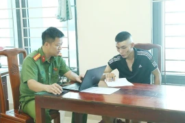 Khởi tố 2 đối tượng trộm cắp xe máy, ném "bom" xăng vào công an