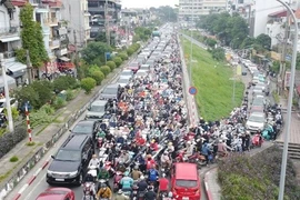 Giao thông hỗn loạn do cấm đường sửa cầu Long Biên