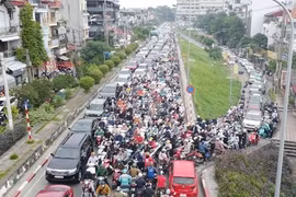 Giao thông hỗn loạn do cấm đường sửa cầu Long Biên