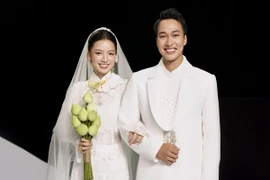 Bình ‘Mưa đỏ’ khoe ảnh hoá chú rể bên Hạ Anh trên sân khấu
