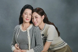 Hoa hậu Lương Thùy Linh đón sinh nhật bên mẹ tài giỏi, đẹp quý phái