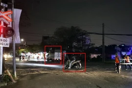 Muôn kiểu vượt gác chắn đường sắt bị CSGT Hà Nội ghi hình xử phạt