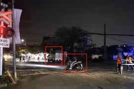 Muôn kiểu vượt gác chắn đường sắt bị CSGT Hà Nội ghi hình xử phạt