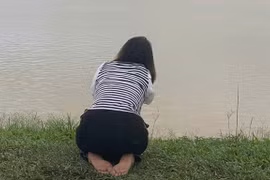 Vụ nghi bố ôm 2 con nhảy cầu, xót xa người mẹ quỳ gối chờ tin con