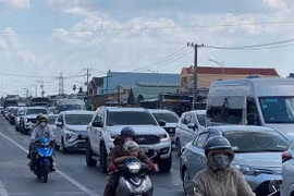 Người dân ùn ùn quay trở lại TPHCM mùng 4 Tết, cao tốc chật kín phương tiện