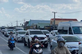 Người dân ùn ùn quay trở lại TPHCM mùng 4 Tết, cao tốc chật kín phương tiện