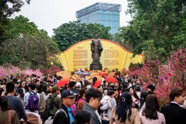 Trung tâm Hà Nội ken đặc người những ngày đầu năm mới