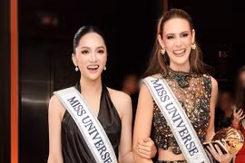 Hương Giang thân thiết với mỹ nhân Belize