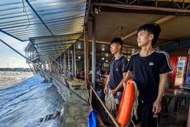 2 người hùng cứu 5 du khách gặp nạn khi tắm biển ở Ninh Bình