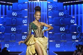 Mỹ nhân Nam Phi khéo xử lý sự cố trang phục trong bán kết Miss Cosmo 2025