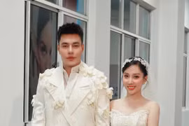 Lê Dương Bảo Lâm tình tứ bên vợ hậu phủ nhận tin đồn ly thân