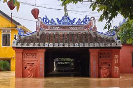 Đà Nẵng mưa trắng trời, Huế, Hội An vẫn chìm trong biển nước