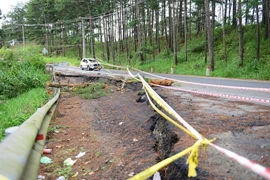 Đèo D’ran sạt lở, nhiều vị trí mặt đường quốc lộ 20 rạn nứt