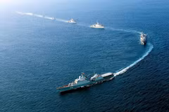 Đội hình nghi lễ diễu binh trên biển của Hải quân đảm bảo trang nghiêm