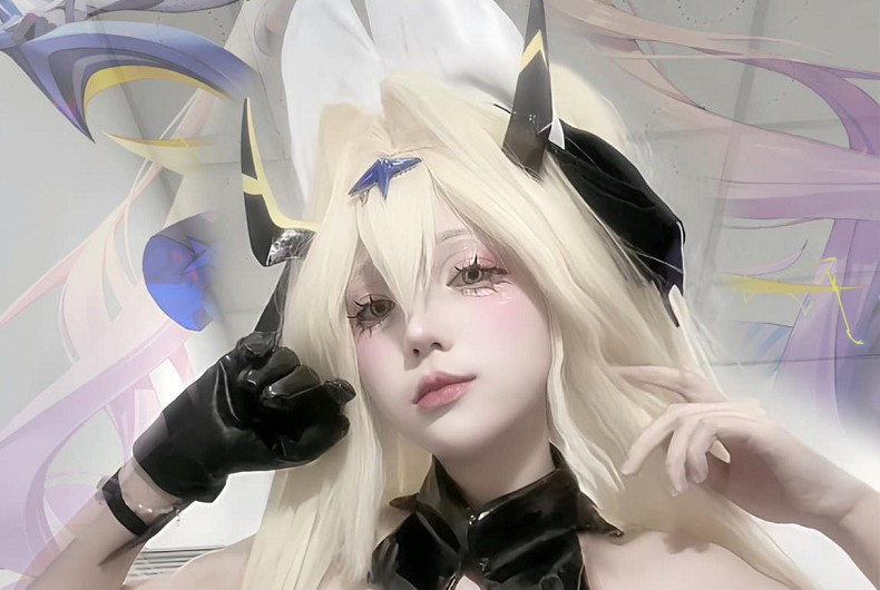 Chất liệu ánh kim đen đỏ kết hợp mái tóc trắng và cặp sừng đặc trưng giúp Hoài Thương toát lên vẻ đẹp vừa lạnh lùng vừa quyến rũ.