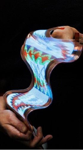 Khác với màn hình gập hay uốn cong, màn hình này có thể xoắn, kéo giãn linh hoạt.(Ảnh: designboom)