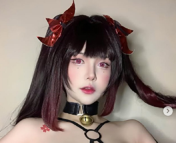 Góc chụp phản chiếu giúp tôn lên vóc dáng cân đối cùng sự tự tin, yếu tố khiến cô luôn giữ vị thế riêng trong cộng đồng cosplay.