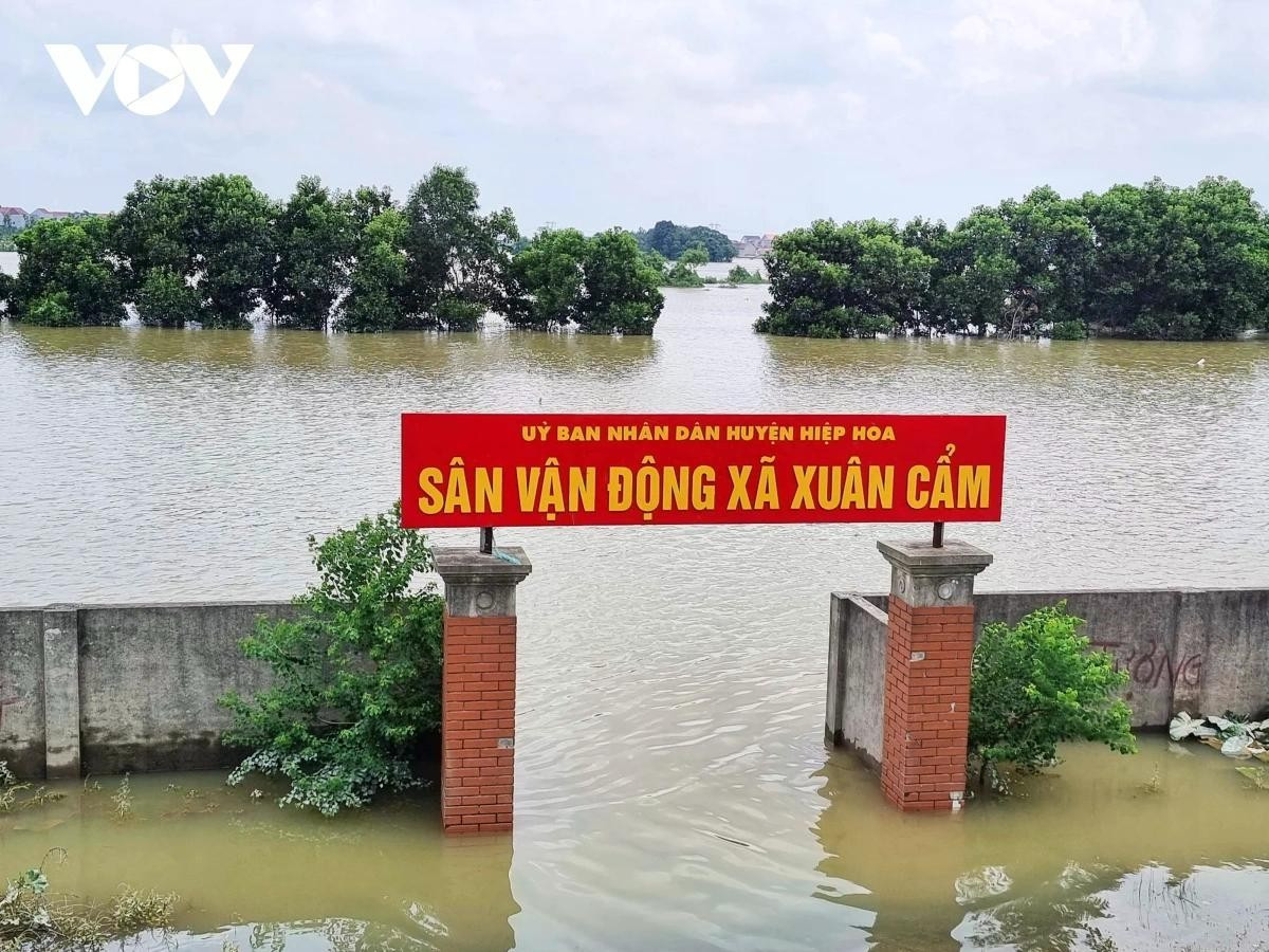 Sân vận động xã Xuân Cẩm (Hiệp Hòa, Bắc Giang) bị chìm sâu.