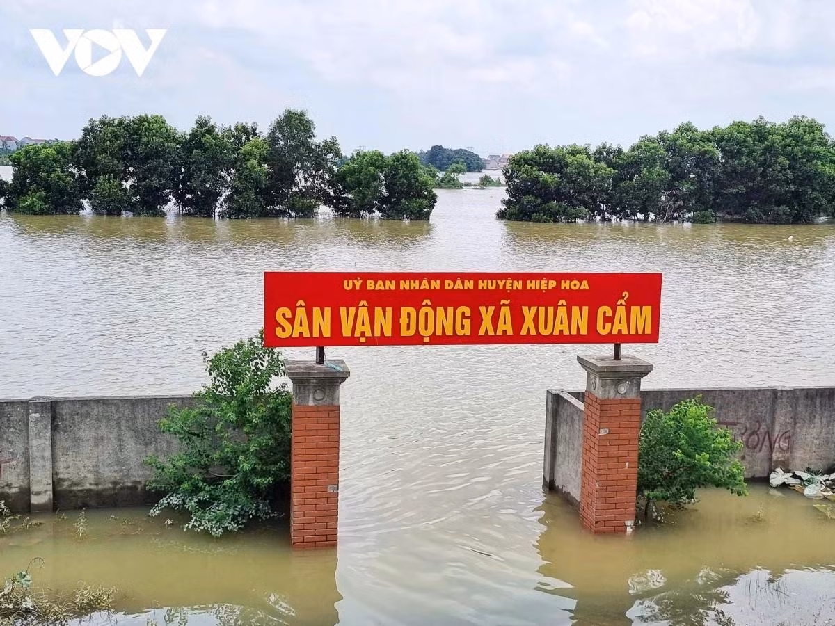 Sân vận động xã Xuân Cẩm (Hiệp Hòa, Bắc Giang) bị chìm sâu.