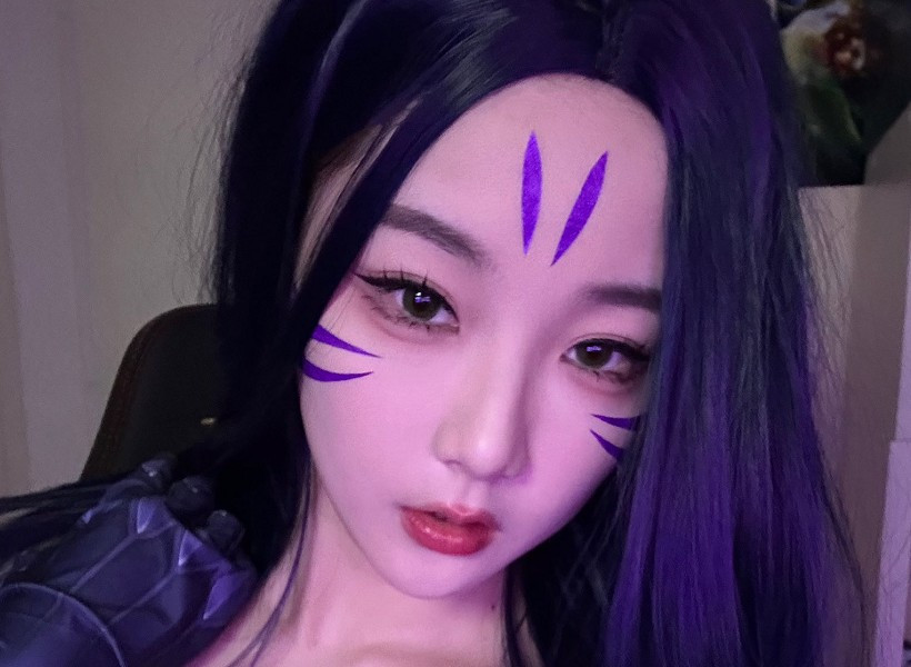 Ngoài vai trò MC, cô còn là một cosplayer không chuyên, thường xuyên diện outfit táo bạo khoe vóc dáng chuẩn.