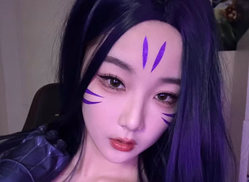 Ngoài vai trò MC, cô còn là một cosplayer không chuyên, thường xuyên diện outfit táo bạo khoe vóc dáng chuẩn.