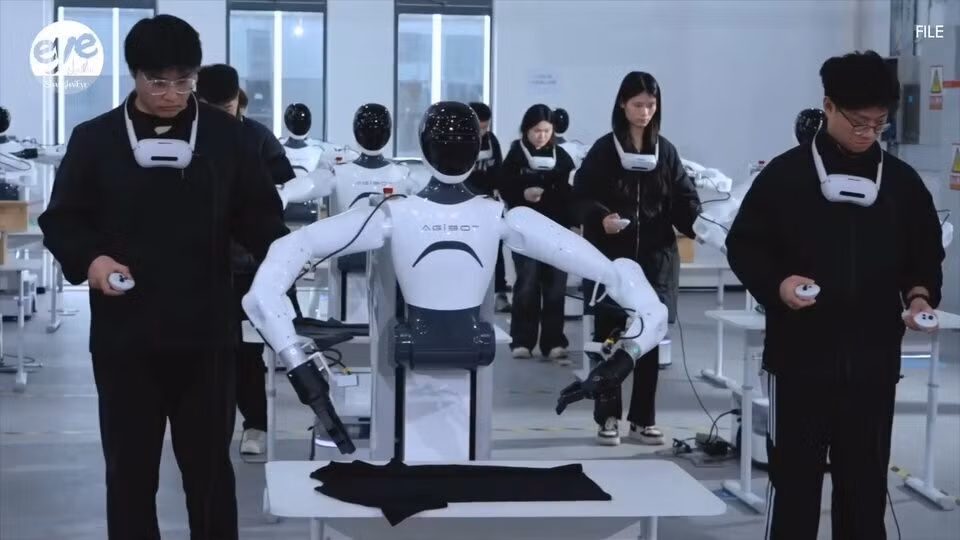 Chính phủ và các tập đoàn nhà nước là khách hàng lớn nhất, đặt mua robot trị giá hàng trăm triệu USD.