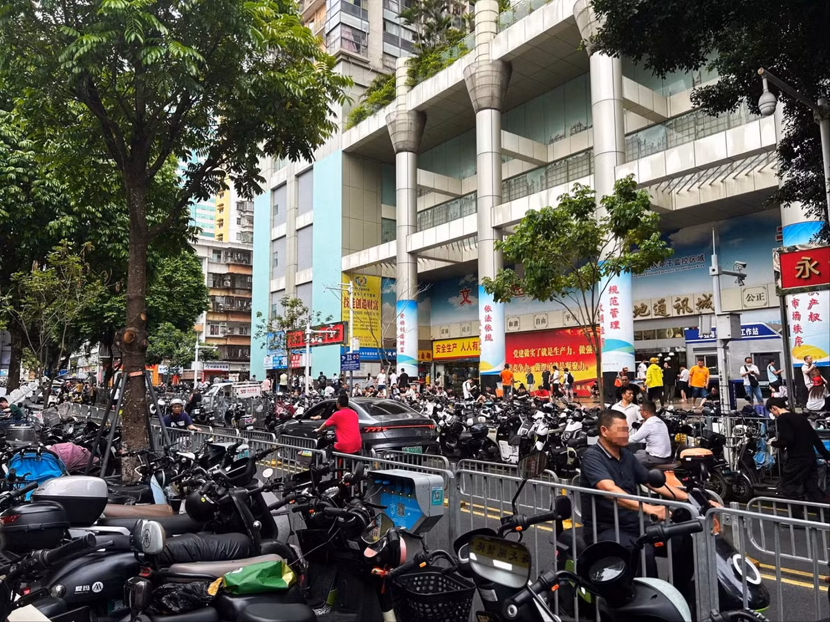 Tòa nhà này được cộng đồng công nghệ gọi là “thiên đường iPhone bị đánh cắp” với hàng nghìn thiết bị từ khắp thế giới. (Ảnh: Đời sống pháp luật)