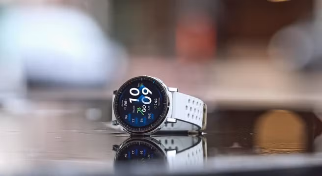 Thiết bị sở hữu màn hình AMOLED 1,32 inch độ sáng lên tới 3.000 nit, mặt kính sapphire chống trầy xước, chạy Zepp OS 5 và hỗ trợ điều khiển giọng nói thông qua Zepp Flow AI.