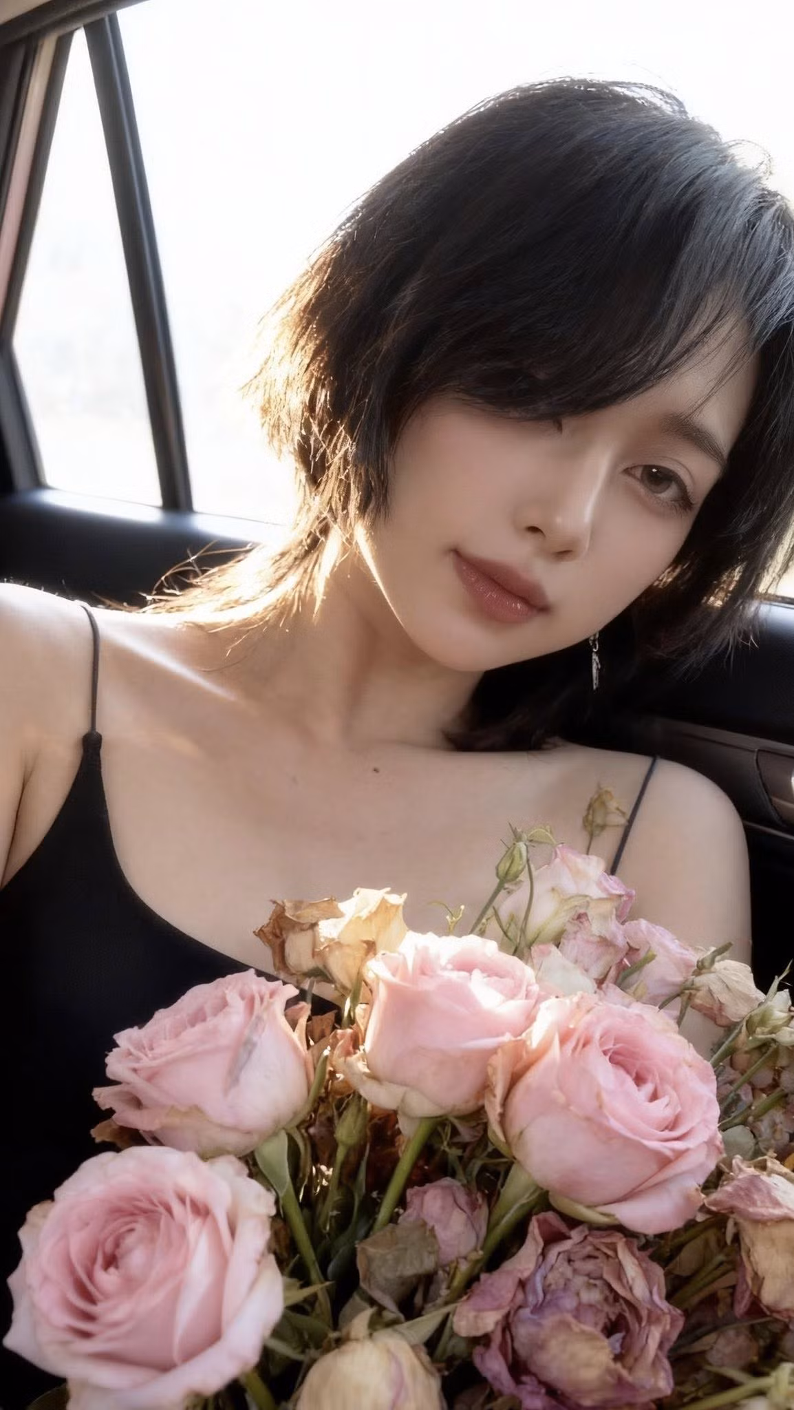 Cô diện váy đen quyến rũ, trang điểm ngọt ngào, khoe vẻ đẹp pha giữa cá tính và nữ tính khiến ai cũng khó rời mắt.