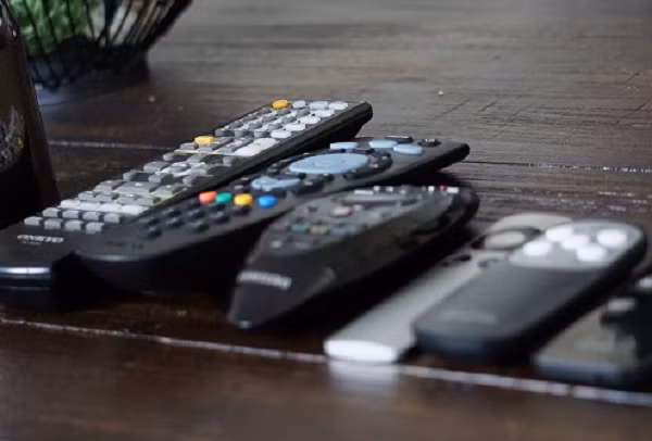 Các chuyên gia khuyên nên vệ sinh cực pin, tháo lắp định kỳ hoặc lăn pin thay vì đập mạnh để tránh hỏng hóc lâu dài.