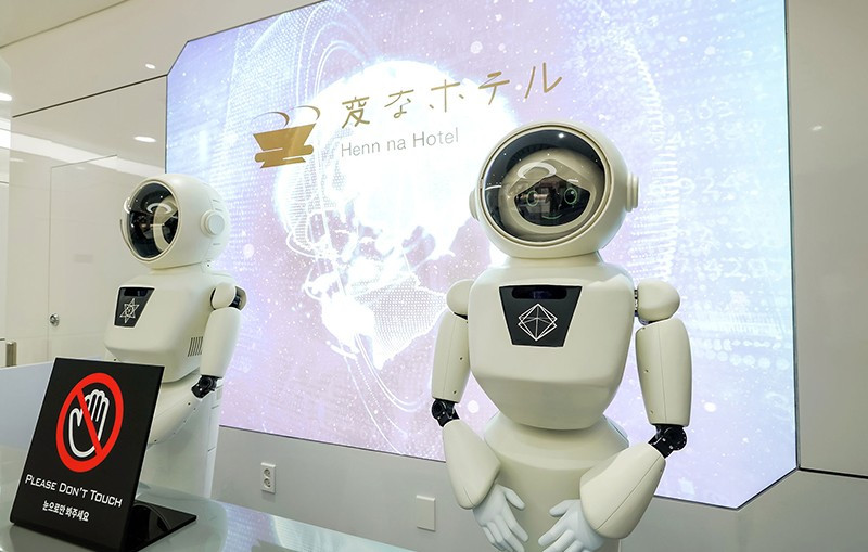 Robot vận chuyển hành lý cũng thường mắc kẹt ở hành lang, không vượt được bậc thang hay cửa tự động.