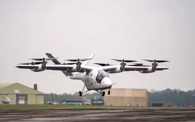 Đây là mẫu máy bay điện cất hạ cánh thẳng đứng đầu tiên bay thử trong không phận châu Âu.(Ảnh: VTV)