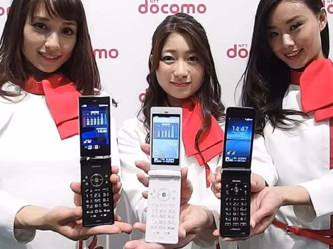 Các mẫu điện thoại này có thể lướt web, gửi email, thanh toán không tiếp xúc từ khi phương Tây còn chưa có khái niệm smartphone.