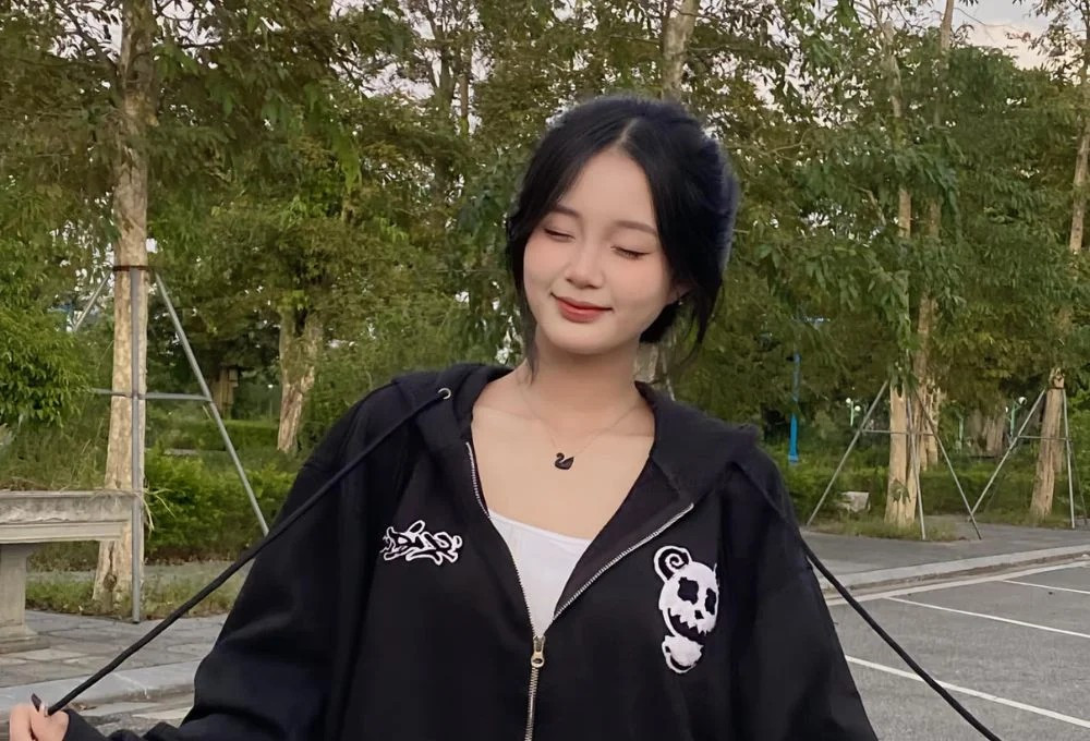 Ngoài đời, Bình An là tân sinh viên trường Báo, chứng minh sự nghiêm túc với học tập. sSự kết hợp giữa nhan sắc, tài năng và học vấn giúp cô trở thành gương mặt tiềm năng của thế hệ Gen Z.