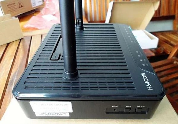 Nhiều người giấu router trong tủ kín để đẹp mắt, nhưng điều này làm suy giảm tín hiệu.