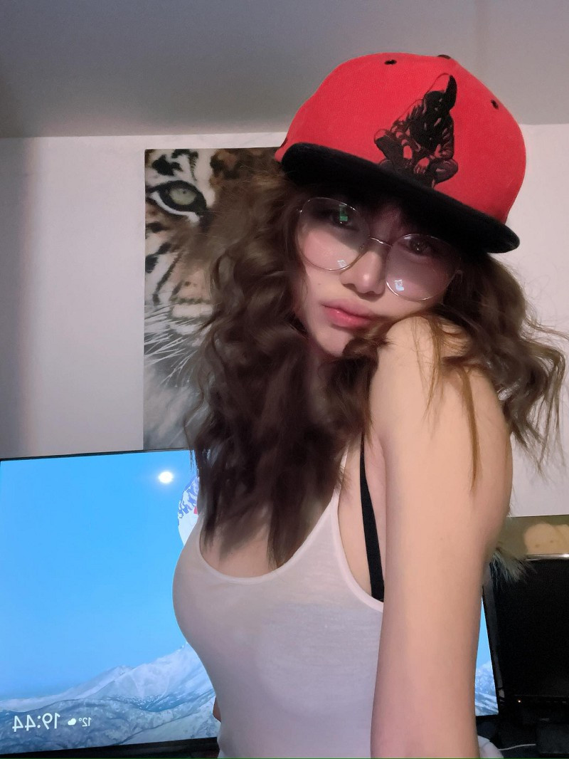 Thay vì chú ý đến góc chơi game, người xem lại bị hút bởi nhan sắc của cô nàng.